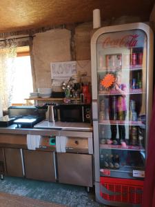 GroléjacGit'an Périgord la Bonne aventure的厨房配有装满饮品的冰箱