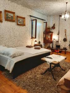 威尔帕扎Sailor's Rustic House的一间卧室配有一张大床和一张桌子