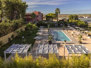 莱韦拉诺Tenuta Cavalieri的享有带躺椅的游泳池和度假村的顶部景致