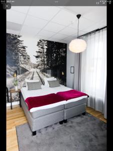 厄勒布鲁Livin Station Hotel的一间卧室设有一张大床和一个大窗户