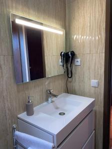 富尔纳斯Casa da Vista- Eirinha的浴室设有白色水槽和镜子