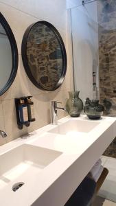 特尔德Finca La Suerte Grande的浴室设有白色水槽和镜子