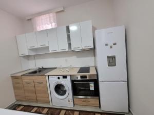斯利文Китанови- стаи за гости的厨房配有冰箱和洗衣机。