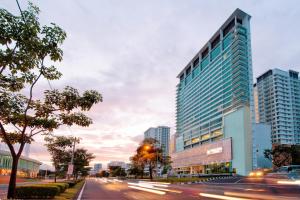 峇六拜槟城橄榄树酒店的一条城市街道,有高高的建筑和城市
