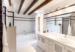 索列尔Finca Can Coll Boutique Country House - Adults Only的白色的浴室设有2个盥洗盆和1个浴缸。