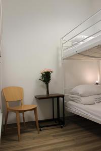 华沙Warsaw Hostel Centrum Private Rooms & Dorms的卧室配有1张床、1张桌子和1把椅子