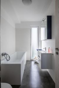 扎马迪Balatonic Sky的白色的厨房设有大浴缸和水槽