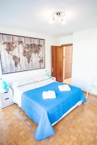 阿科Arcolovers的一间卧室配有一张带蓝色毯子的大床