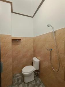 乌布Gending Sari House的一间带卫生间和淋浴的浴室