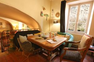 克利尤斯克拉马斯喀特乔木酒店的一间带木桌和椅子的用餐室