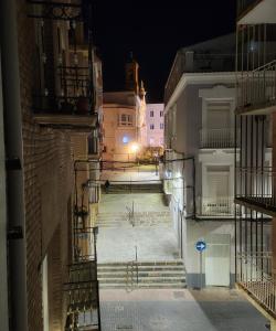 卡塔赫纳Green Apartamentos Cartagena的一条晚上有楼梯的小巷