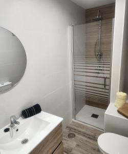 卡塔赫纳Green Apartamentos Cartagena的浴室配有白色水槽和淋浴。
