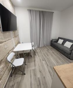 卡塔赫纳Green Apartamentos Cartagena的客厅配有沙发和桌椅