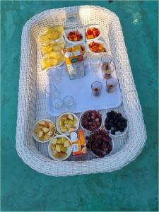 布拉瓦约Neat standard room in guesthouse - 2088的一张带食物和饮料的白色柳条野餐桌