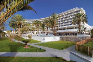 圣阿古斯丁Paradisus by Meliá Gran Canaria - All Inclusive的庭院内可欣赏到酒店景色