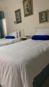 布拉瓦约Twin Room in Hillside - 2087的配有白色床单的酒店客房内的两张床