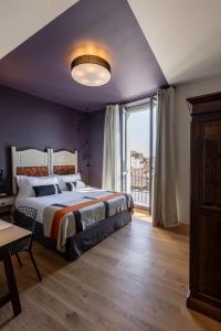 佩鲁贾Hotel Priori Secret Garden的一间卧室设有一张大床和一个大窗户