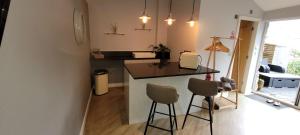 WilpshireDean Clough Lodge - Contemporary self contained studio的一个带柜台和两张凳子的小厨房