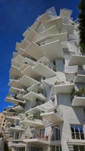 蒙彼利埃Arbre Blanc, une folie montpelliéraine的白色的建筑,旁边设有阳台