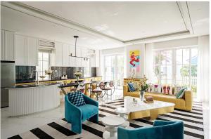 潘切Novaworld Villas的一间带蓝色椅子的客厅和一间厨房