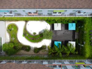 努沙杜瓦IKOSHAROLD Resort Benoa的享有带花园的建筑的顶部景致