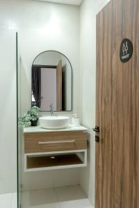 BetekUrbanisia的一间带水槽和镜子的浴室