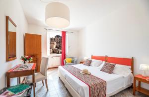 里奥马里纳日欧苏尔玛瑞酒店的一间卧室配有一张床、一张桌子和一张书桌