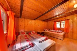 JazoAutokemping Jasov的小木屋内一间卧室,配有两张床