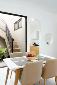BetekUrbanisia的一间带桌椅和楼梯的用餐室
