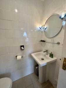 滕比阳光河岸旅馆的一间带水槽、镜子和卫生间的浴室