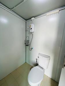北碧เรือนแพคุณมน-Khun Mon Raft的一间带卫生间和淋浴的浴室