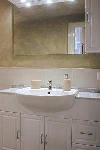 卢卡The Walls的浴室设有白色水槽和镜子