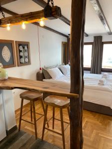 奥赫里德奥赫里德湖景公寓的客房设有一张床、一张木桌和椅子。