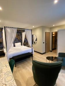 阿姆斯特尔芬阿尔普维内酒店的卧室配有一张床和一张桌子及椅子