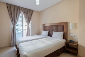 丹吉尔北星酒店的酒店客房设有两张床和窗户。