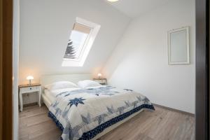 沙博伊茨Strandwinkel的白色的卧室设有床和窗户
