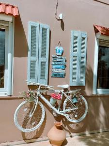 法里拉基湾景酒店的停在带窗户的建筑旁边的自行车