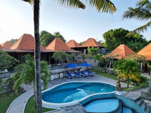 珀尼达岛Villa Vilah的棕榈树度假村的游泳池