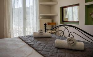 阿凯松Kotrona Farmhouse - Argassi Zakynthos的一间卧室配有带毛巾的床