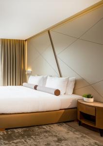 柏林柏林克拉斯科酒店的卧室配有带白色枕头的大床