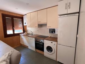 卡斯铁略－德哈卡Apartamento Luga的厨房配有白色冰箱和洗碗机。