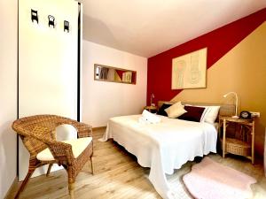 阿罗纳Stunning lovely flat with Pool and strong Wi-Fi的一间卧室设有一张床和红色的墙壁