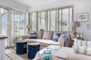 米兹多洛杰Playa Baltis Apartamenty Club di Mare的带沙发的客厅和部分窗户。