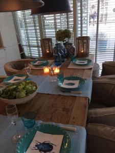 米兹多洛杰Playa Baltis Apartamenty Club di Mare的一张木桌,上面放着食物盘