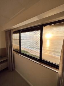 维拉维尔哈Praia da Costa, SUNRISE STAY的客房设有海景窗户。