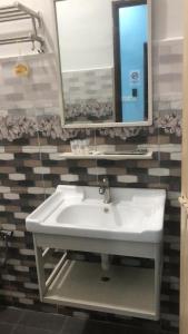 怡保SAMMY HOOMESTAY的浴室设有白色水槽和镜子