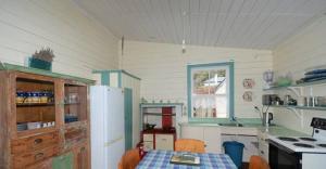 WhareamaIndia House & Ica Whare in Whareama, Nr Riversdale Beach的厨房配有桌子和白色冰箱。