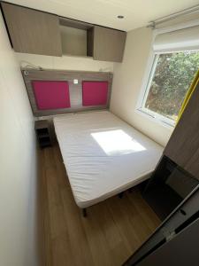加桑Bungalow luxe 3 chambres surplombant le Golf de St Tropez的小房间设有床和窗户