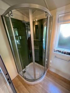 加桑Bungalow luxe 3 chambres surplombant le Golf de St Tropez的窗户客房内的玻璃淋浴间