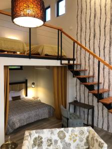 萨兰达Botë Farms Agriturismo的一间卧室设有双层床和楼梯。